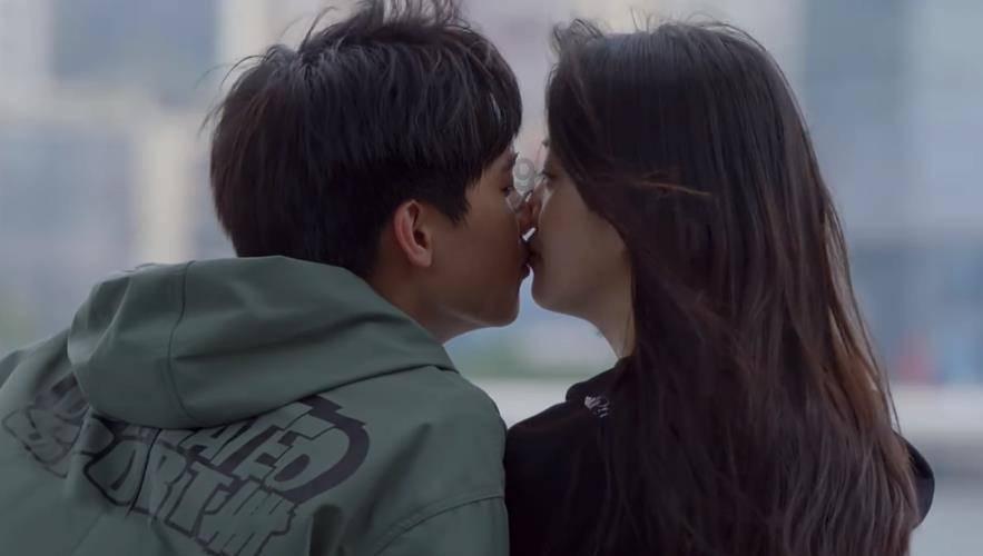 许晋亨李嘉欣夫妇甜蜜现身香港沙田马场,网友:爱情的模样!